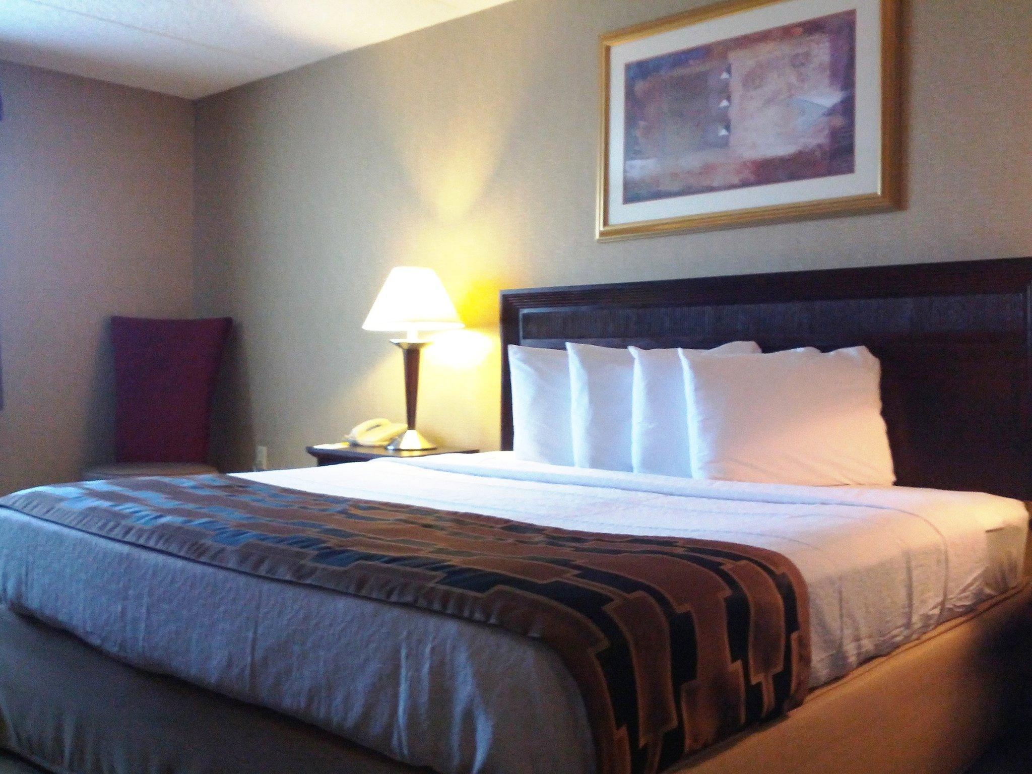 Howard Johnson By Wyndham Portsmouth Exterior photo
