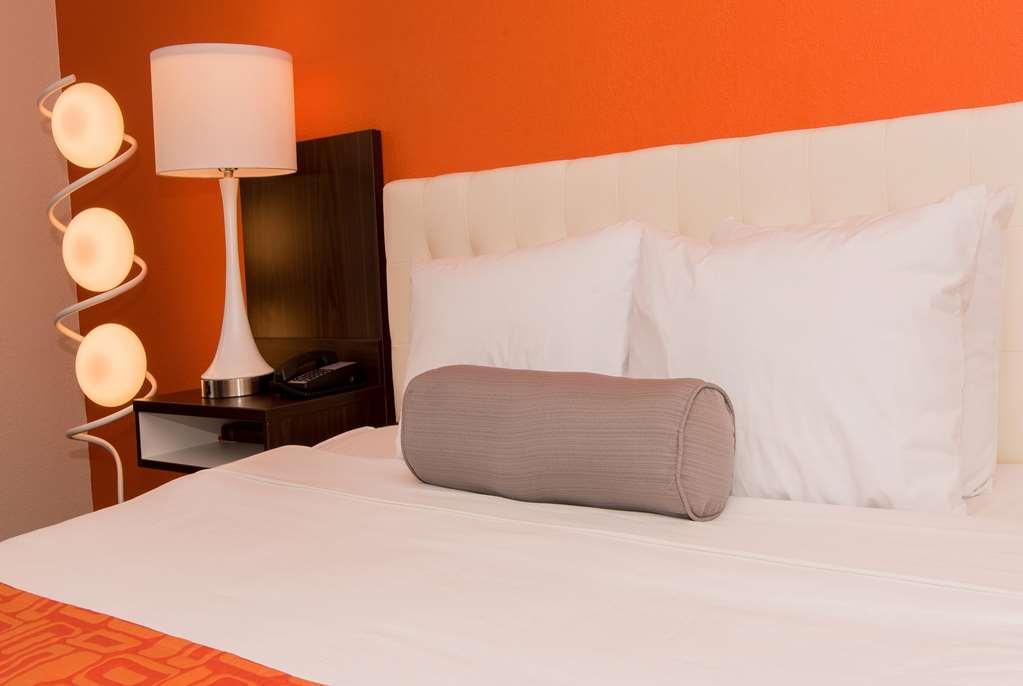 Howard Johnson By Wyndham Portsmouth Room photo