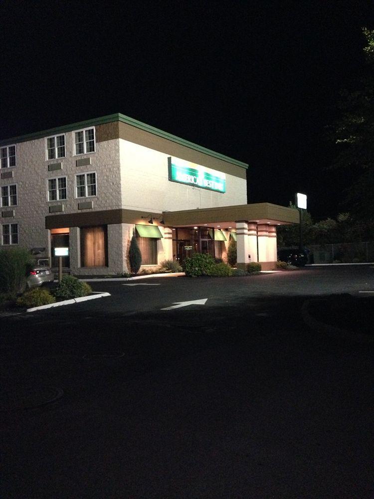 Howard Johnson By Wyndham Portsmouth Exterior photo